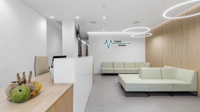 Entrada y sala de espera de clínica madrileña iluminadas con Tromilux